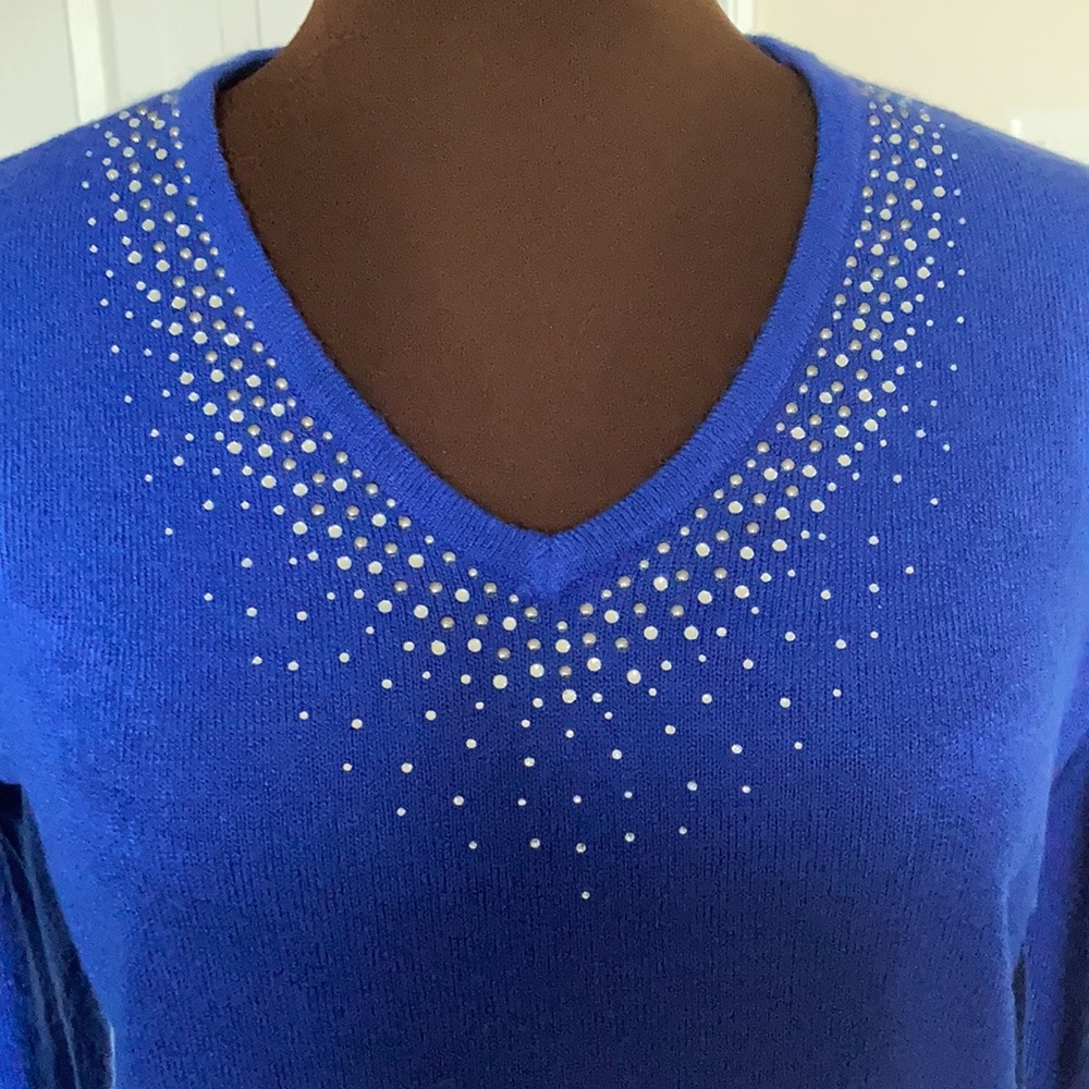 Carolyn Taylor blue jeweled knit sweater top